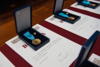 Medalha e diploma atribuídos ao CHL pelo Ministério da Saúde
